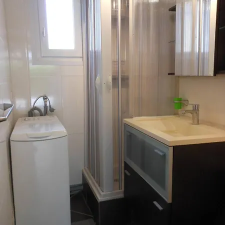 Appt 2 Pieces 27m2 + Terrasse 22m2 Ref 4015 Lejlighed *